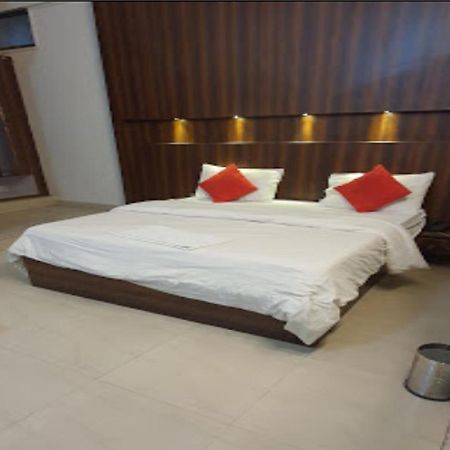 Hotel Pacific Grey By Wb Inn Lakhnaú Exteriér fotografie