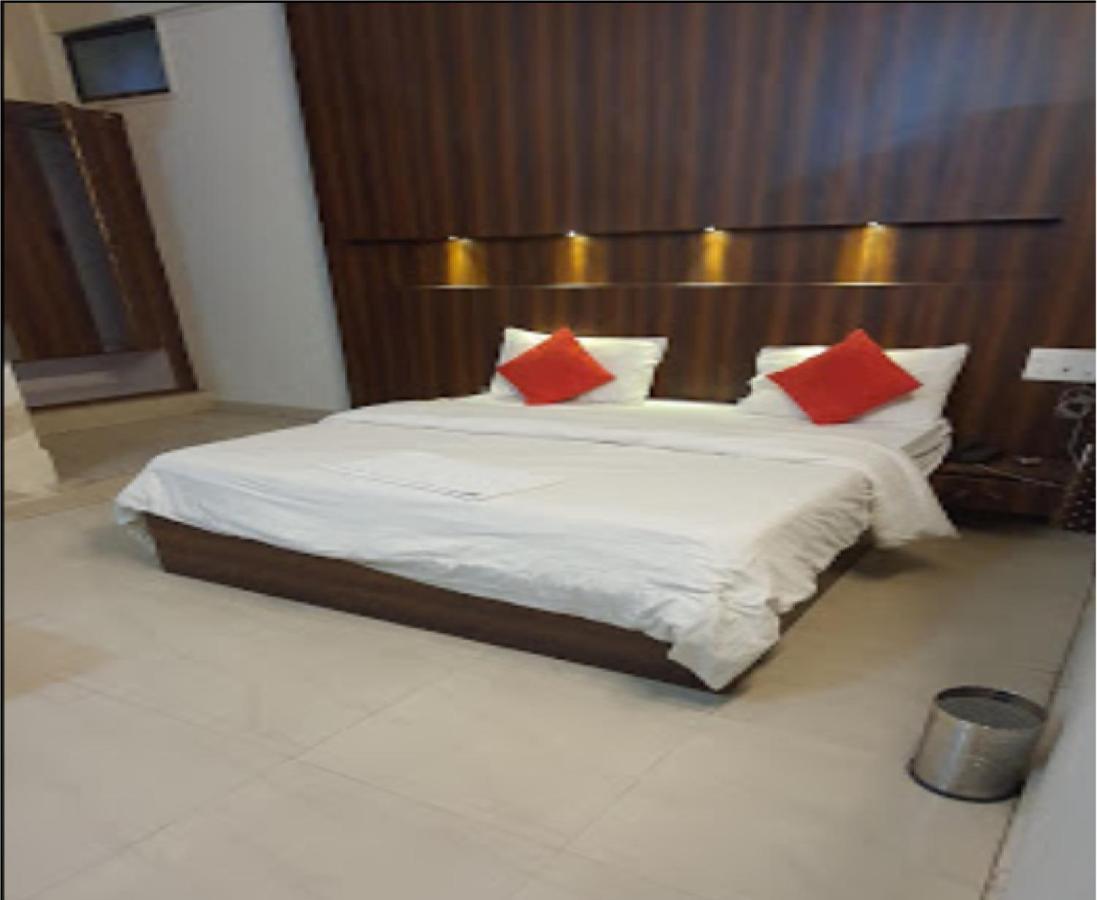 Hotel Pacific Grey By Wb Inn Lakhnaú Exteriér fotografie
